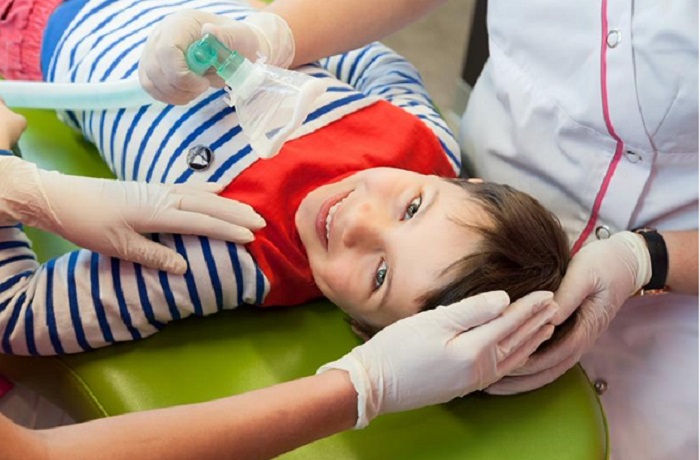 un enfant souriant chez le dentiste